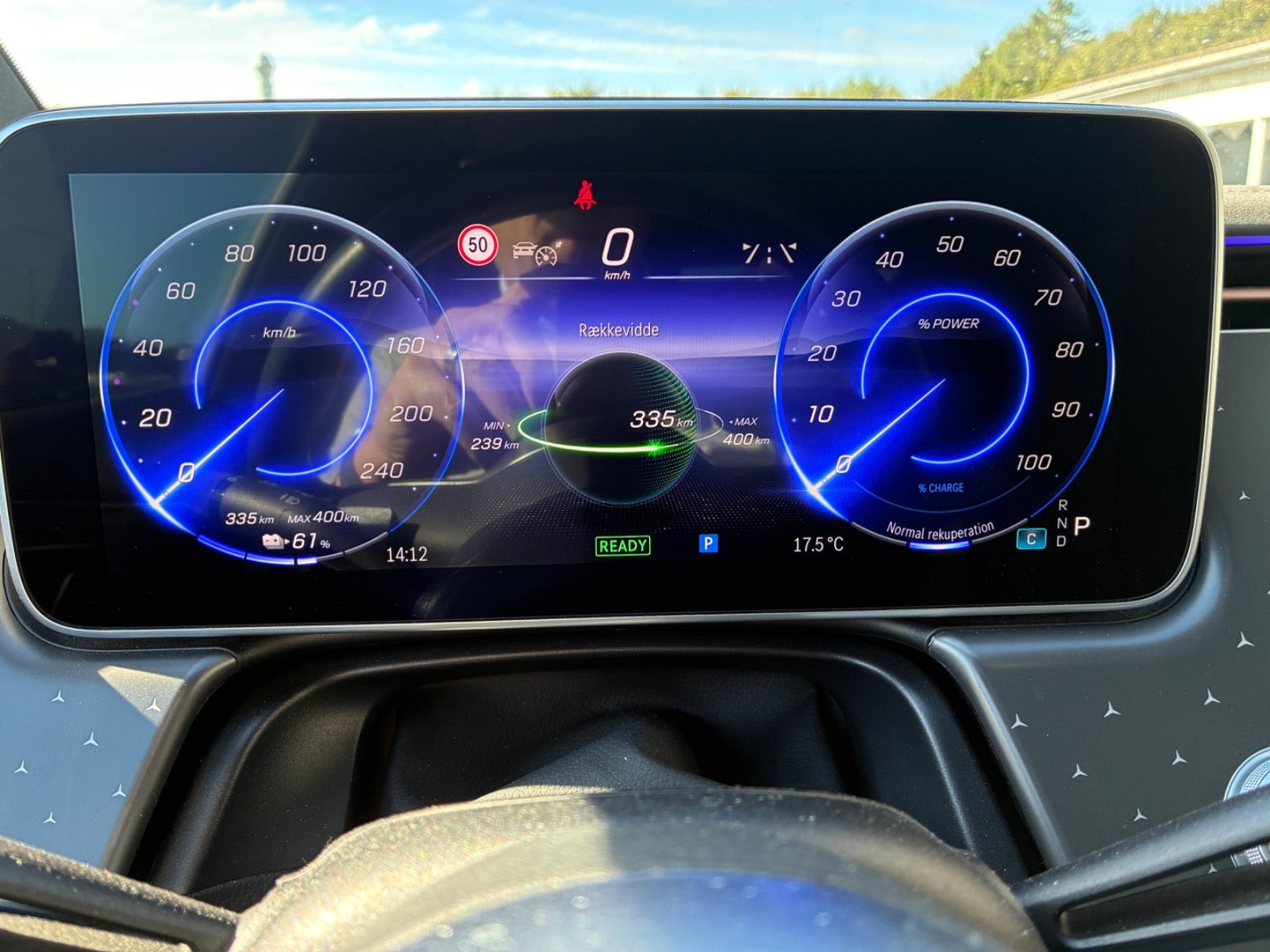 Hvid Mercedes EQE300 fra 2023