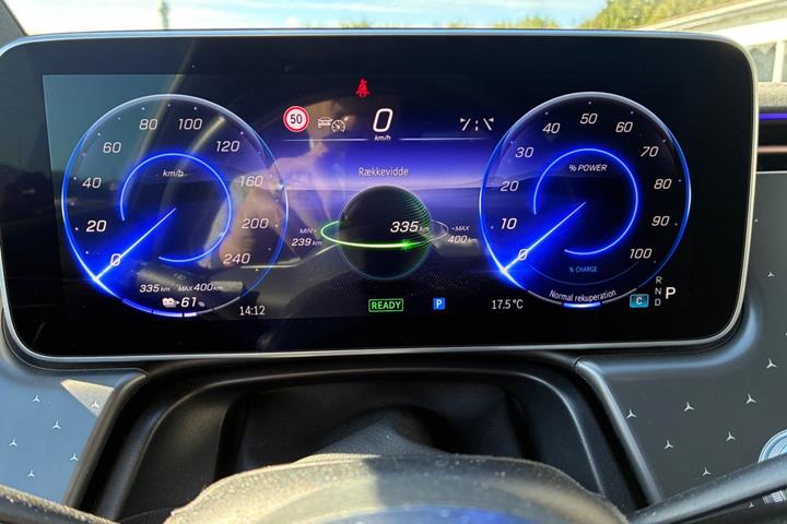 Hvid Mercedes EQE300 fra 2023
