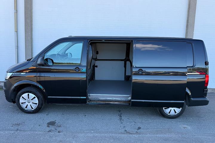 Sort VW Transporter fra 2021