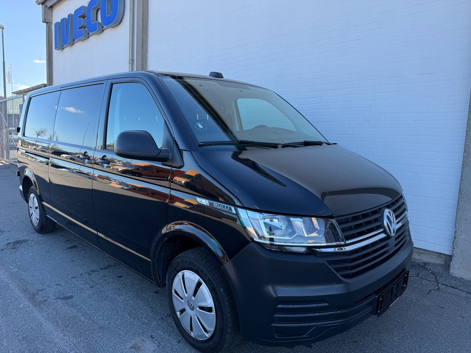 Sort VW Transporter fra 2021