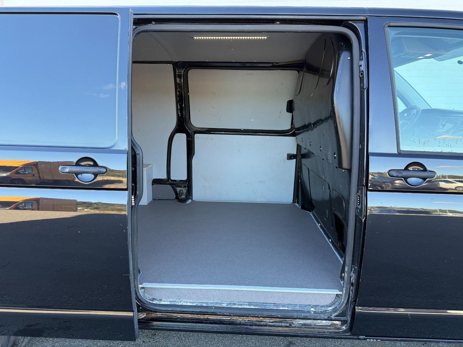 Sort VW Transporter fra 2021