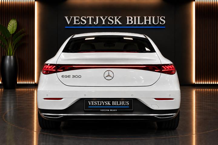 Hvid Mercedes EQE300 fra 2025