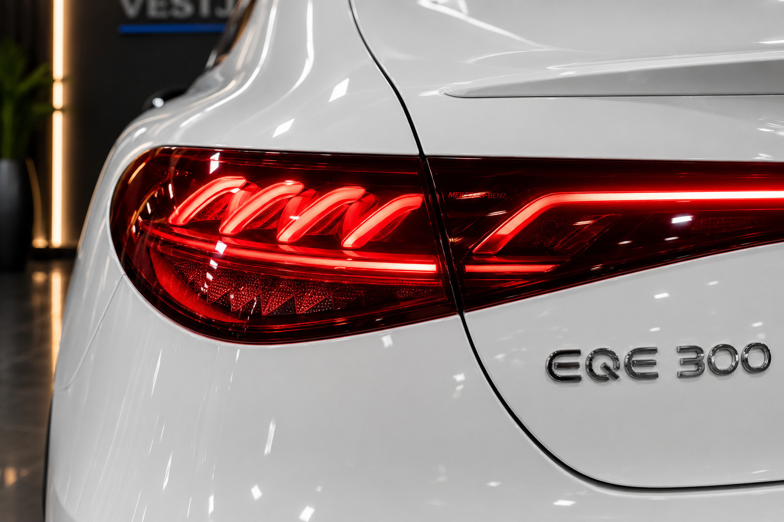 Hvid Mercedes EQE300 fra 2025