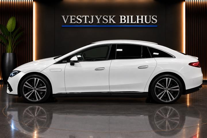 Hvid Mercedes EQE300 fra 2025