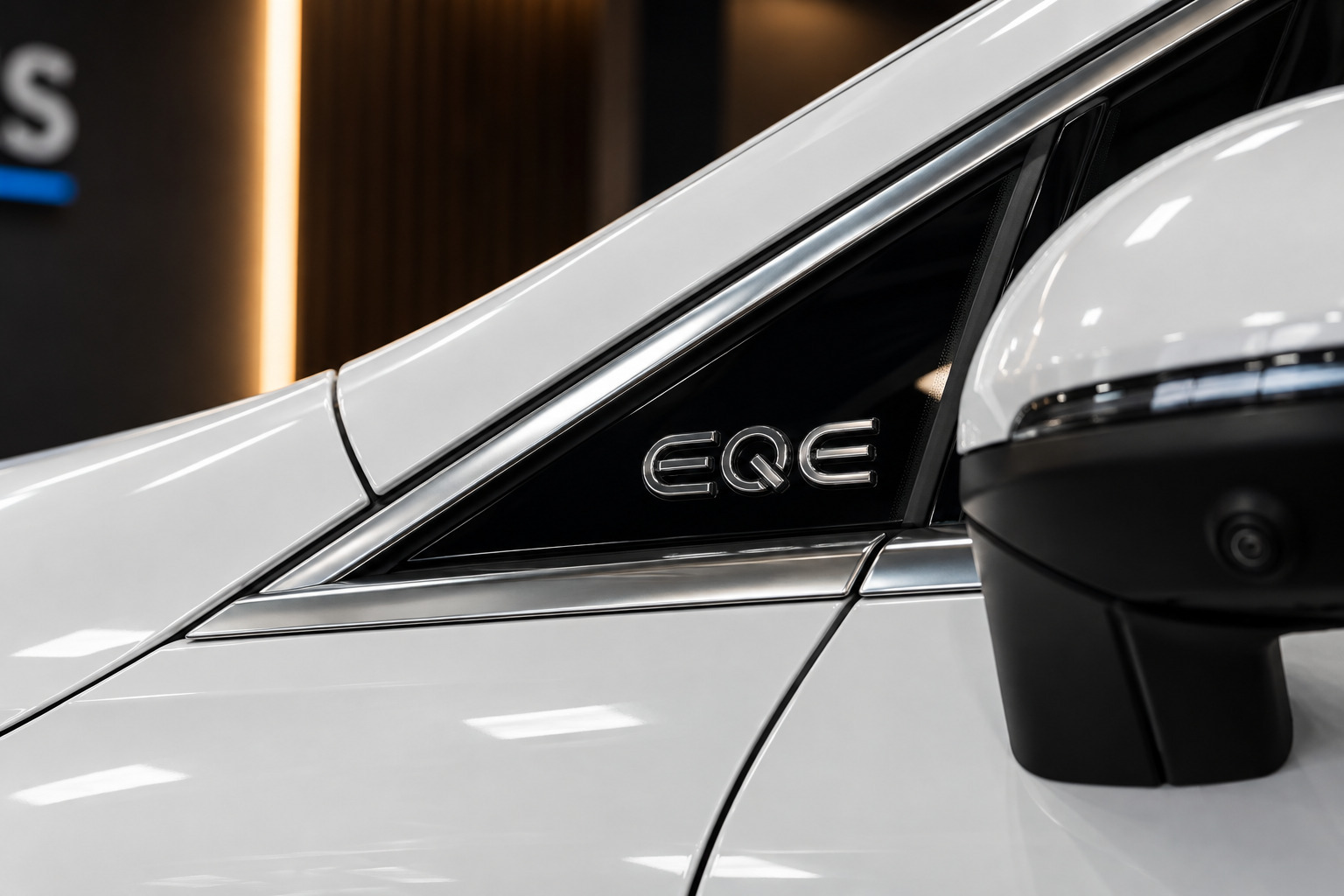 Hvid Mercedes EQE300 fra 2025