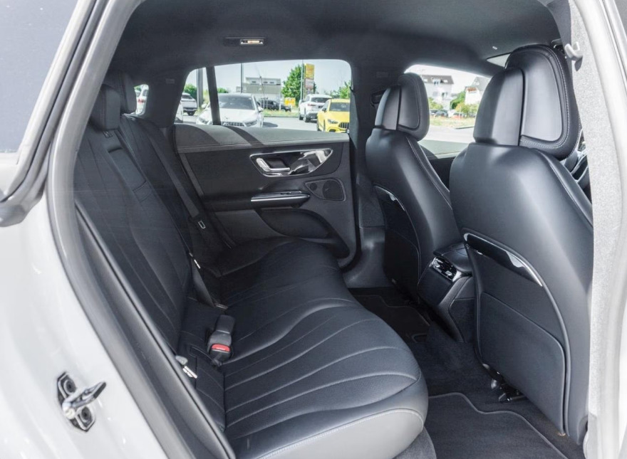 Hvid Mercedes EQE300 fra 2025