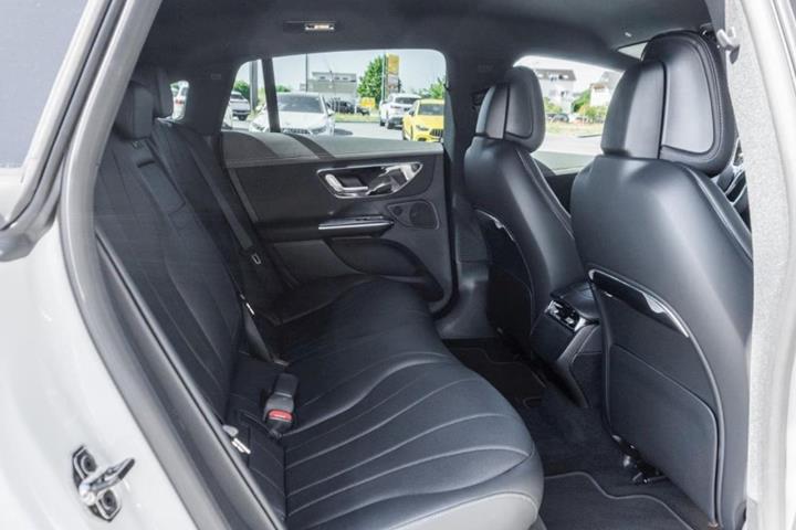 Hvid Mercedes EQE300 fra 2025