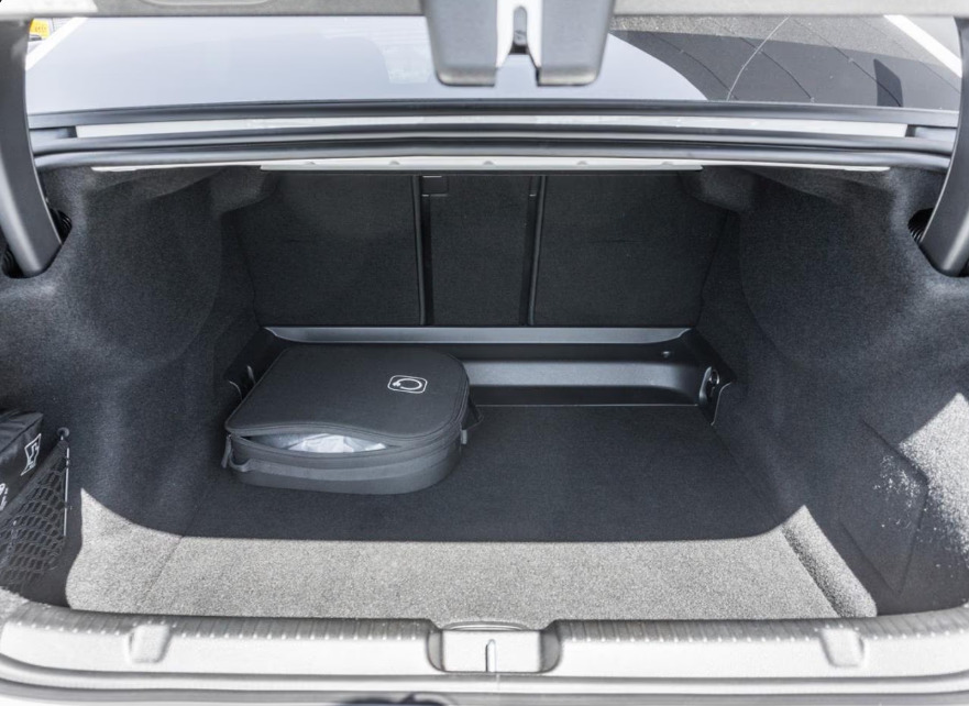 Hvid Mercedes EQE300 fra 2025