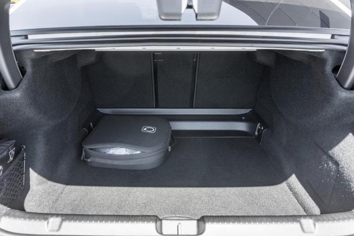 Hvid Mercedes EQE300 fra 2025