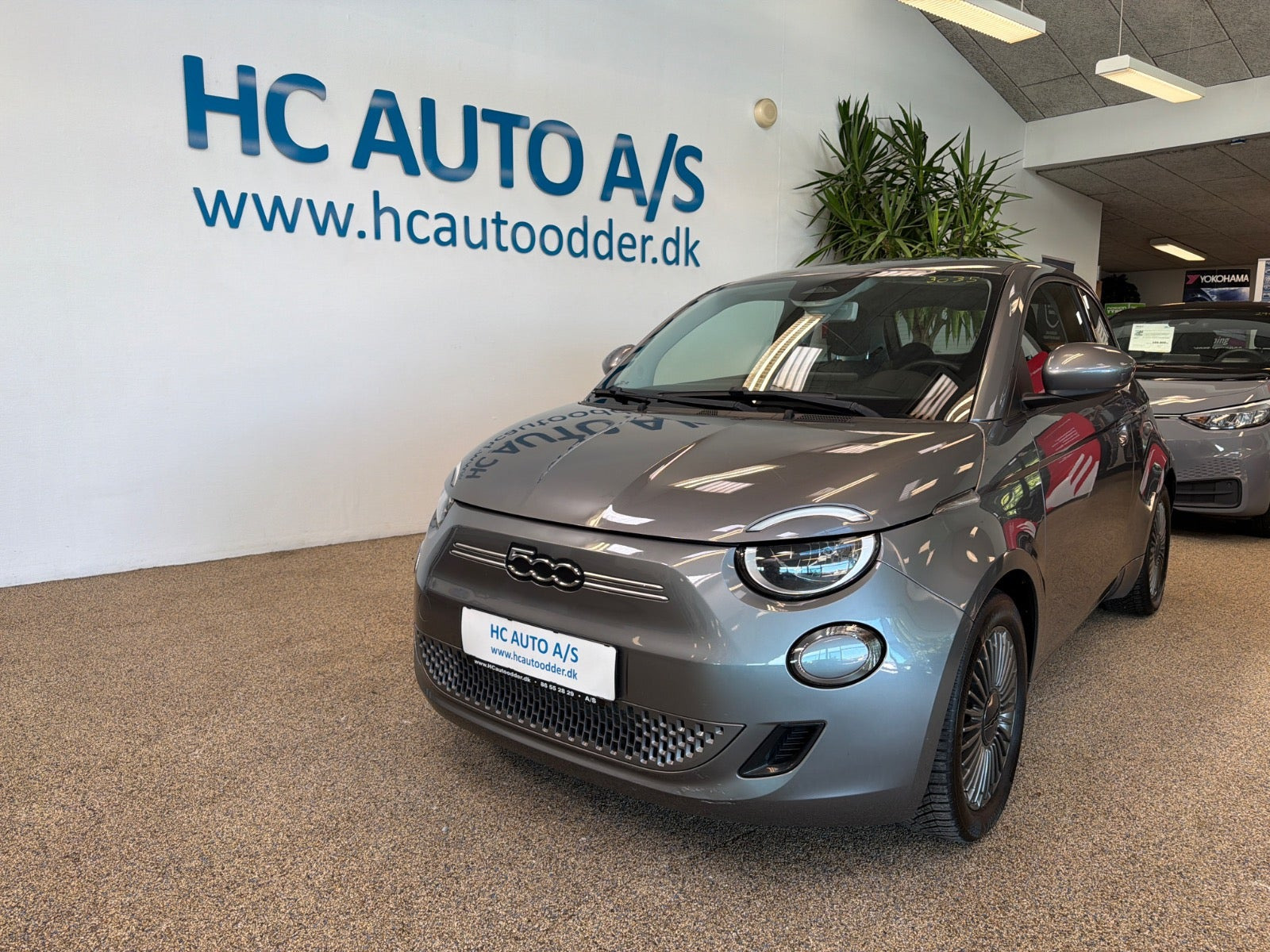 Grå Fiat 500e fra 2021