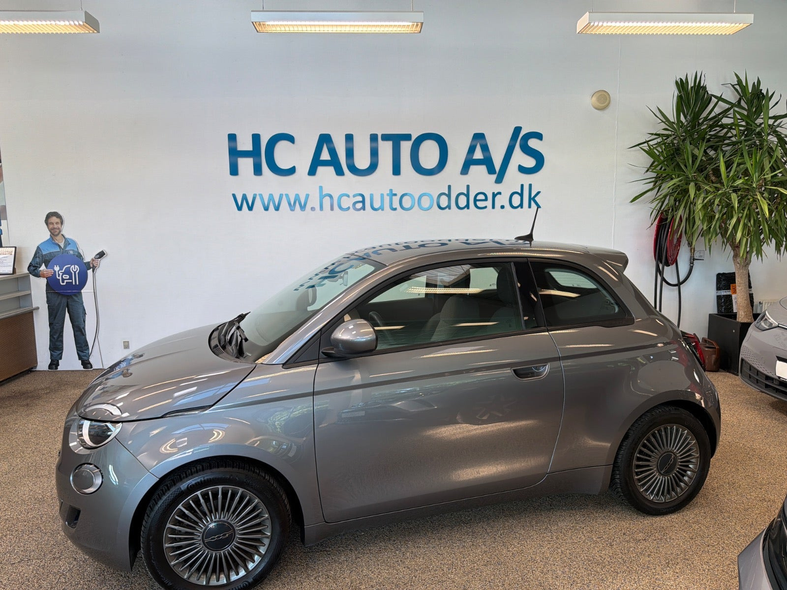 Grå Fiat 500e fra 2021