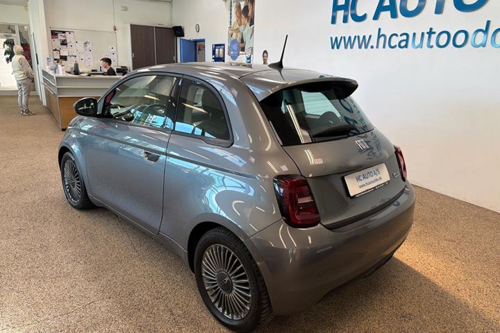Grå Fiat 500e fra 2021