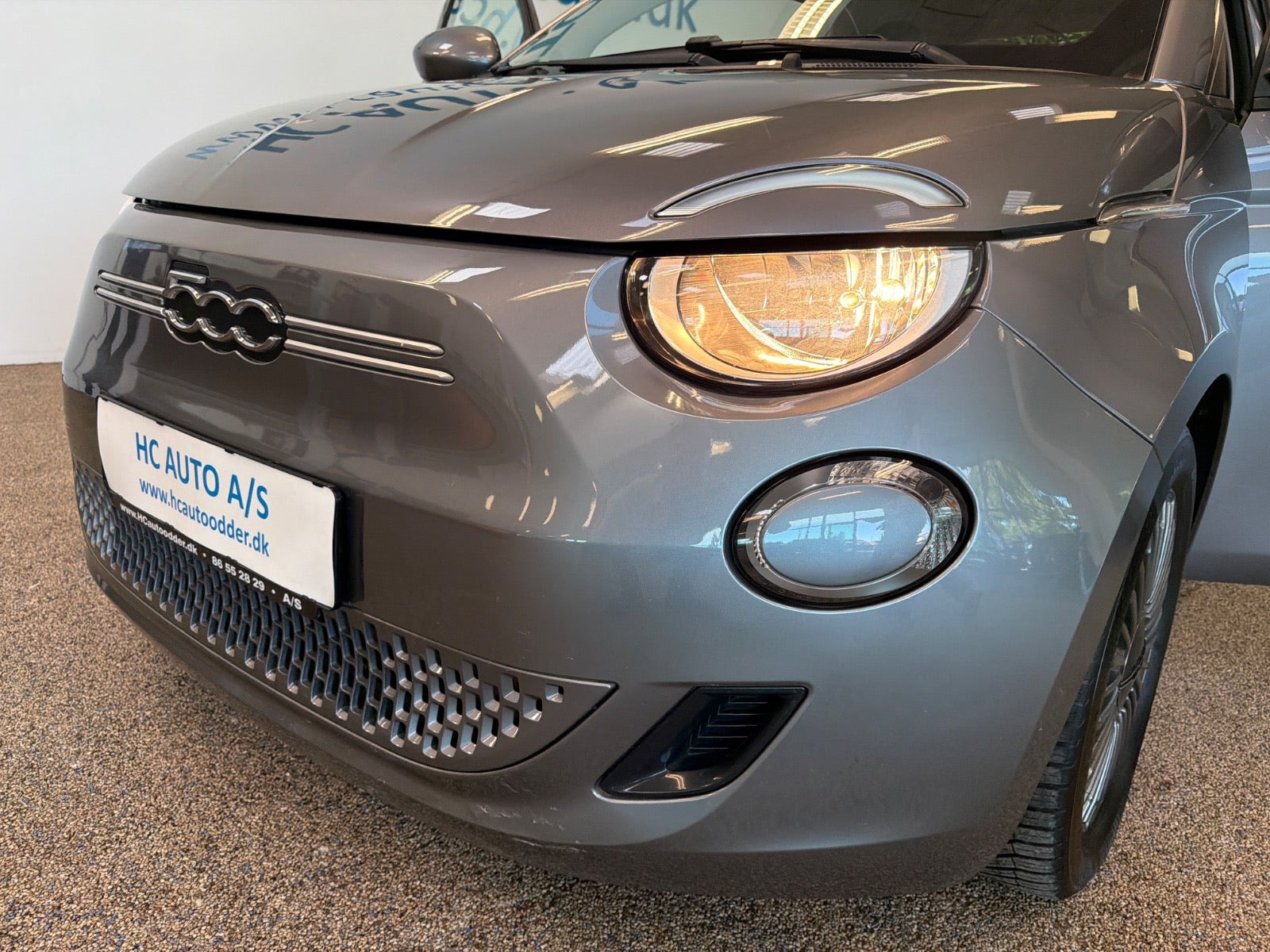 Grå Fiat 500e fra 2021