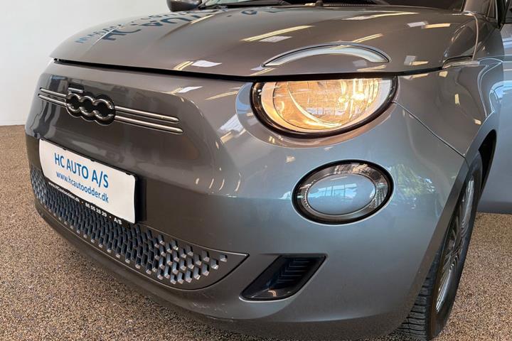 Grå Fiat 500e fra 2021