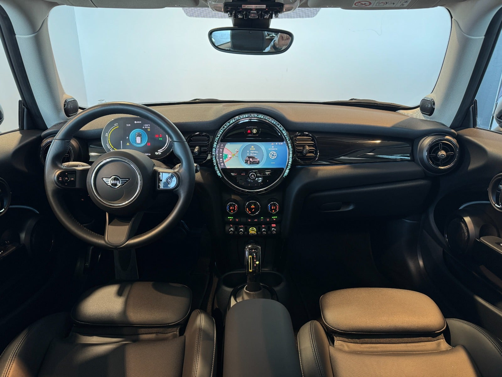 Blå Mini Cooper SE fra 2023