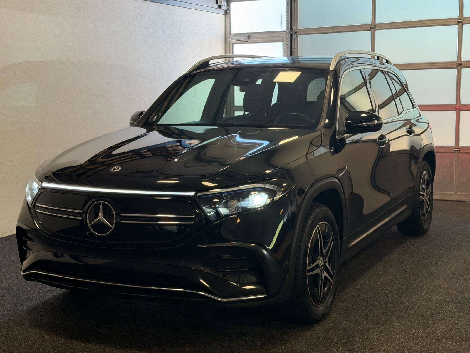 Sort Mercedes EQB250+ fra 2023