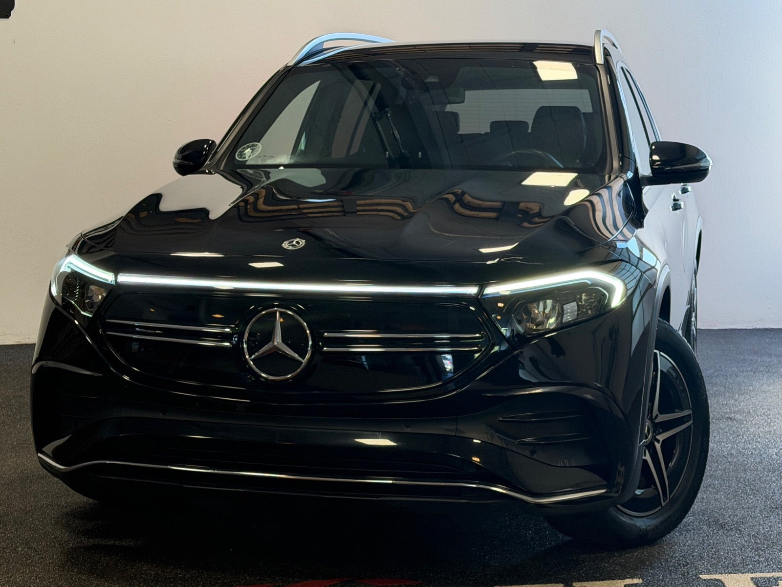 Sort Mercedes EQB250+ fra 2023