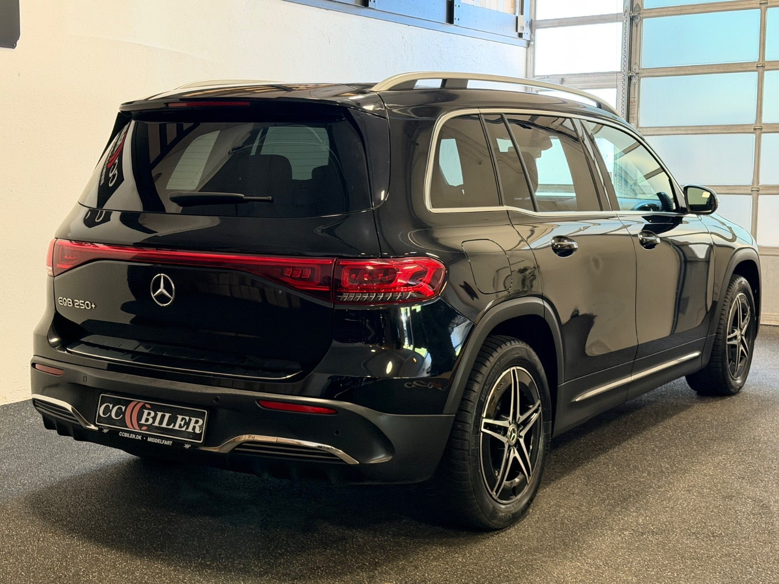 Sort Mercedes EQB250+ fra 2023
