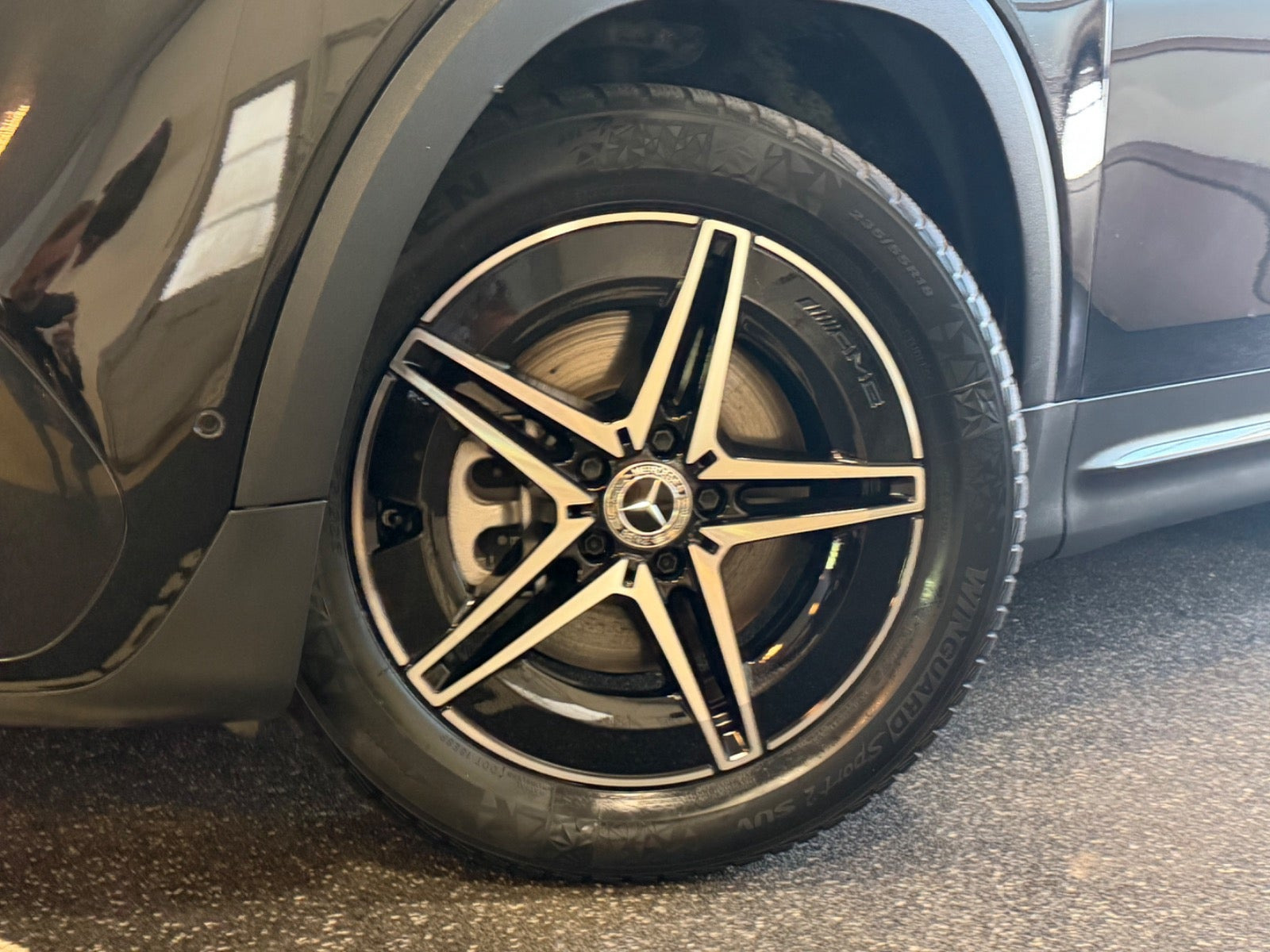 Sort Mercedes EQB250+ fra 2023