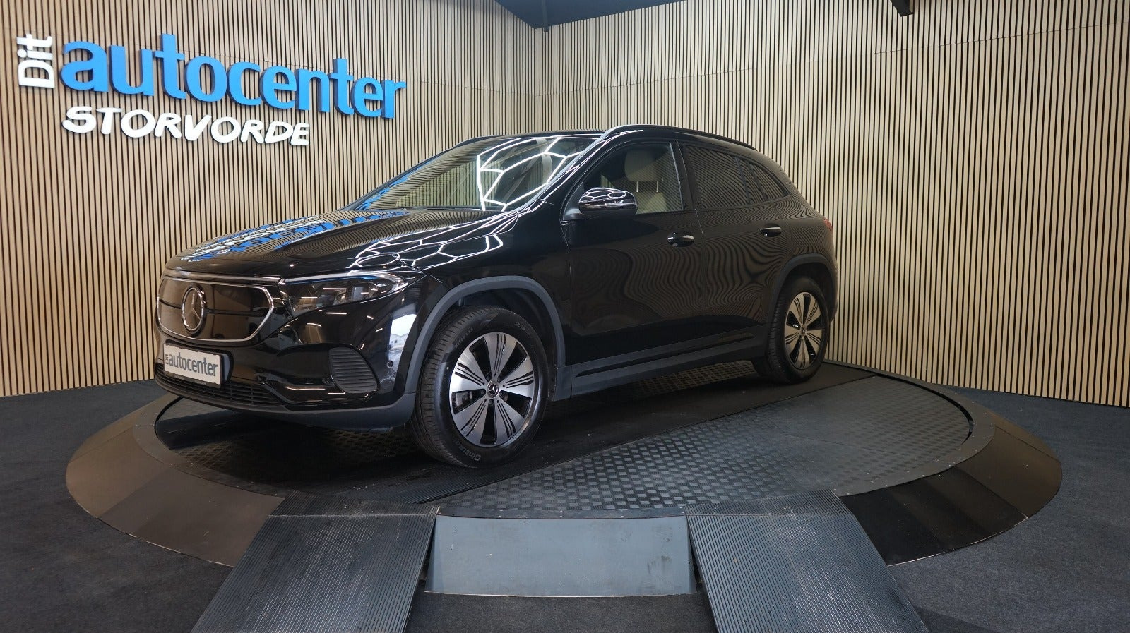 Sort Mercedes EQA350 fra 2023