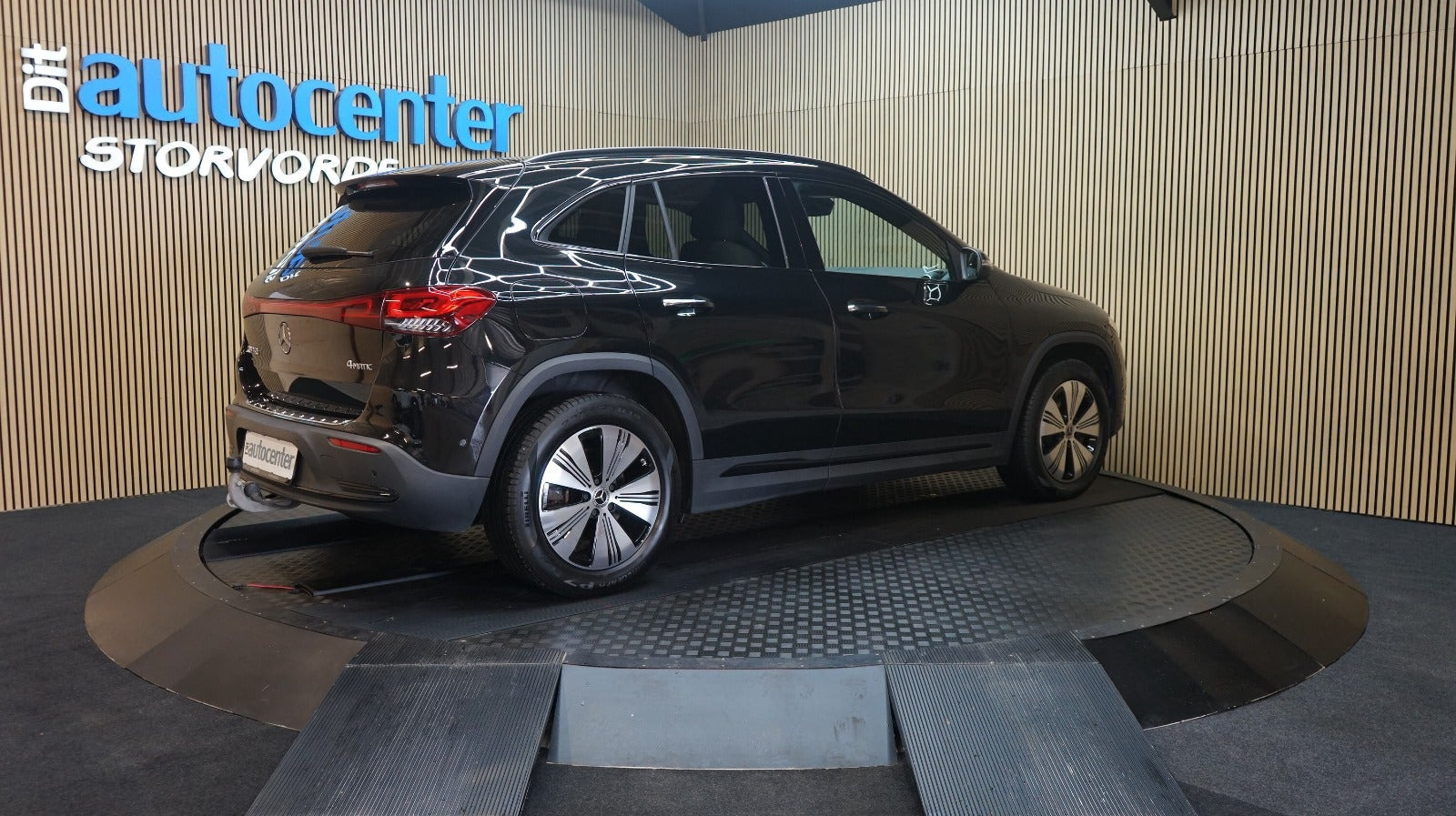 Sort Mercedes EQA350 fra 2023