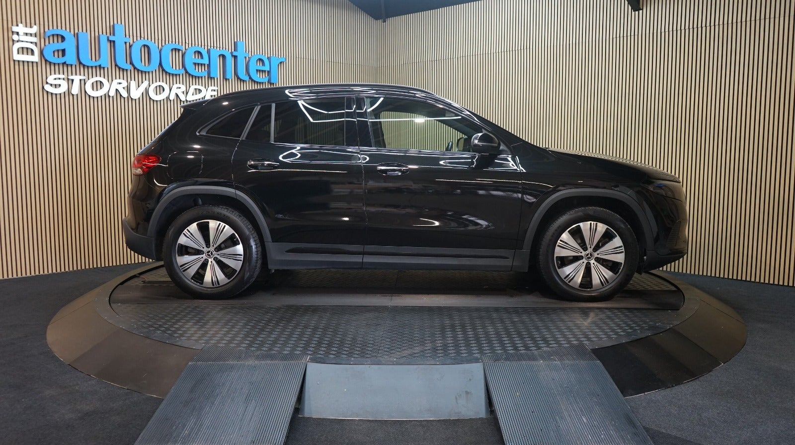 Sort Mercedes EQA350 fra 2023