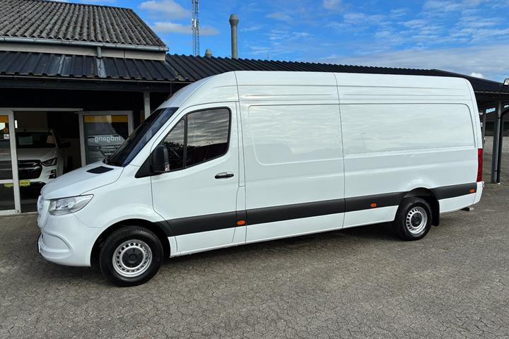 Hvid Mercedes Sprinter 317 fra 2024