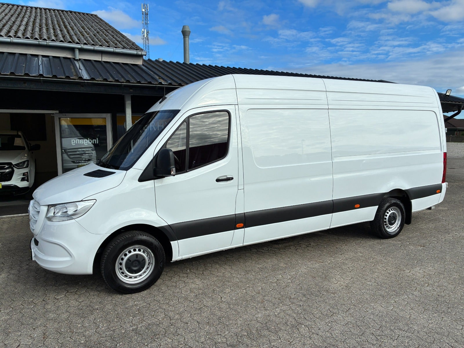 Hvid Mercedes Sprinter 317 fra 2024