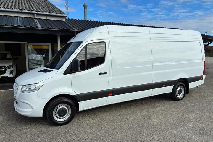 Hvid Mercedes Sprinter 317 fra 2024