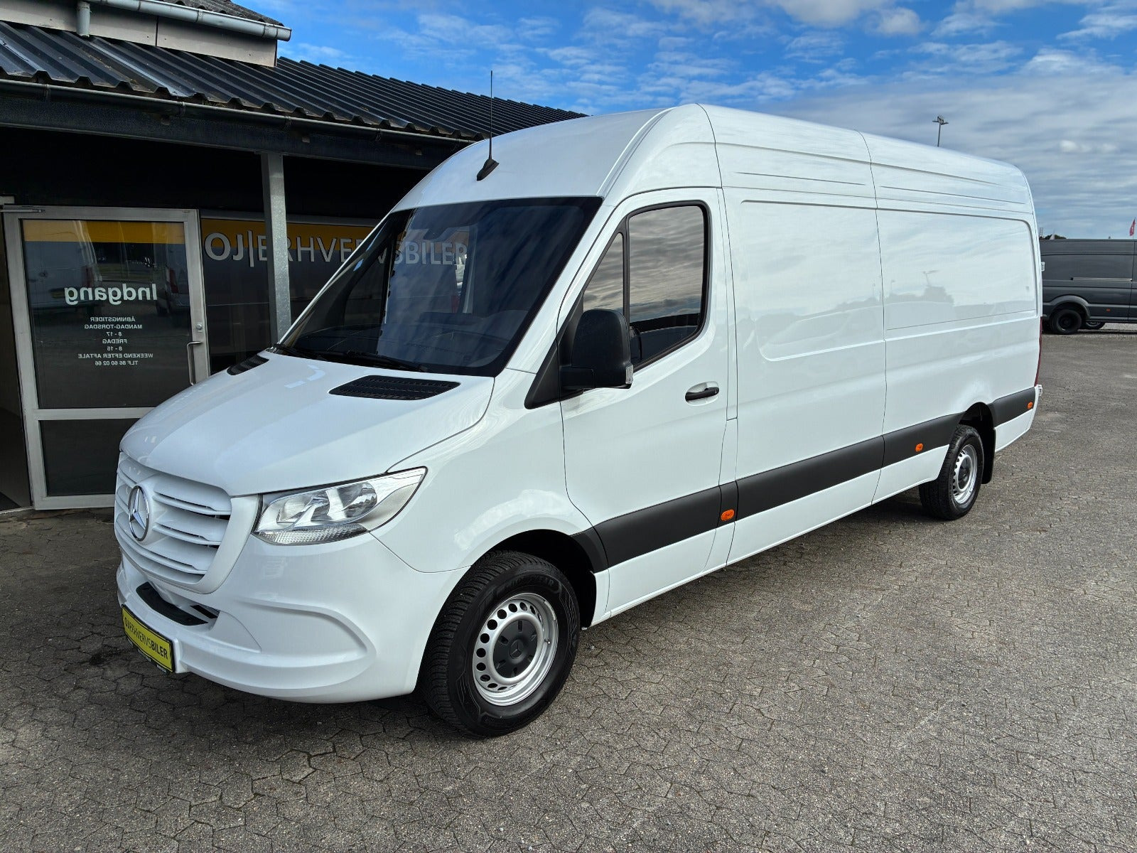 Hvid Mercedes Sprinter 317 fra 2024