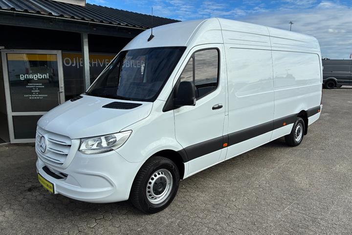 Hvid Mercedes Sprinter 317 fra 2024