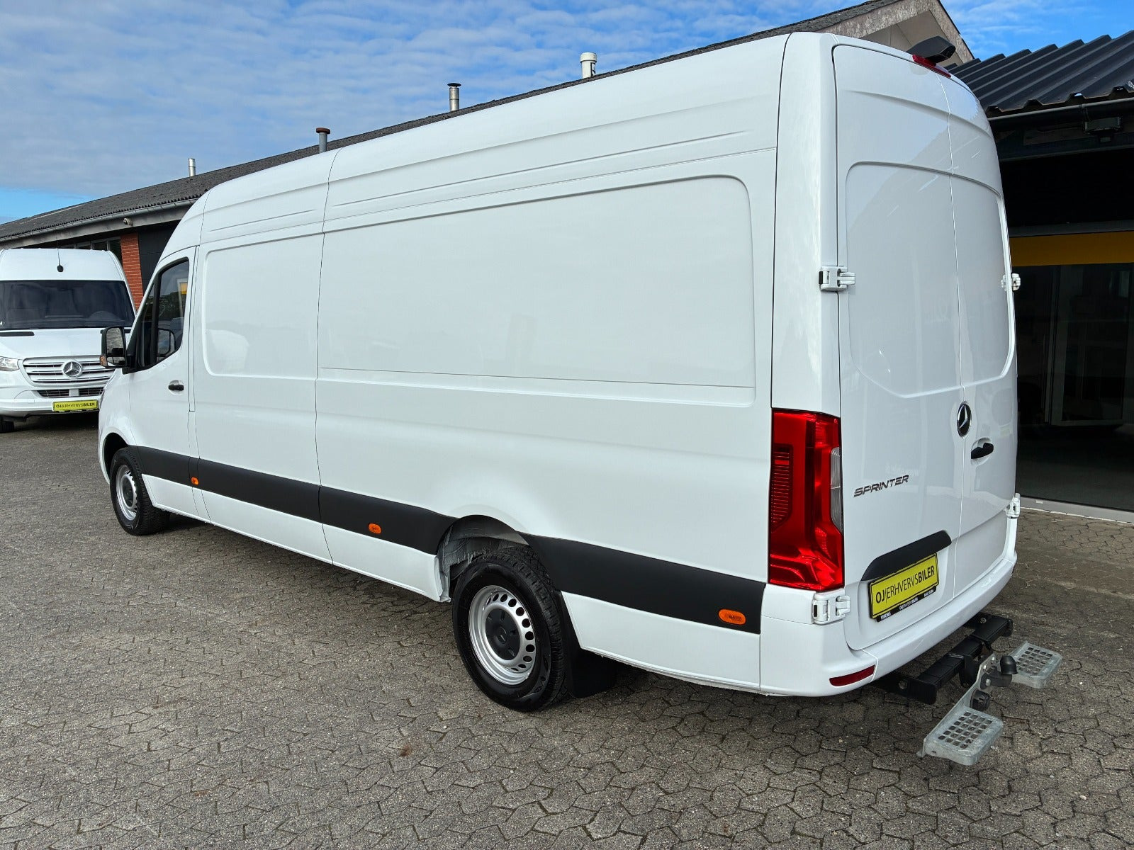 Hvid Mercedes Sprinter 317 fra 2024