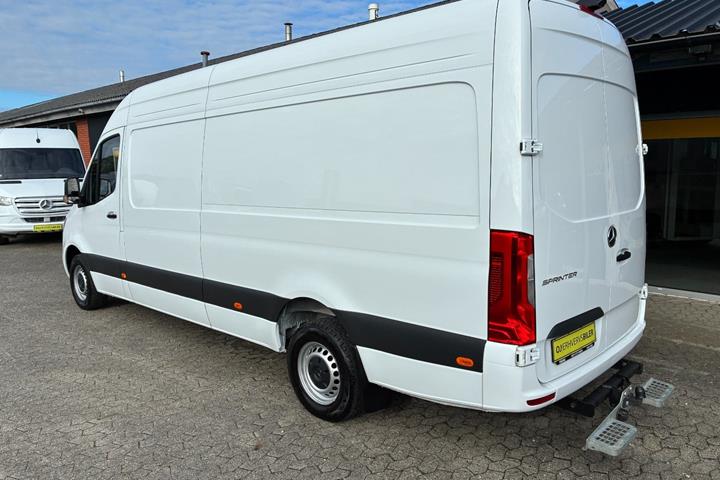 Hvid Mercedes Sprinter 317 fra 2024