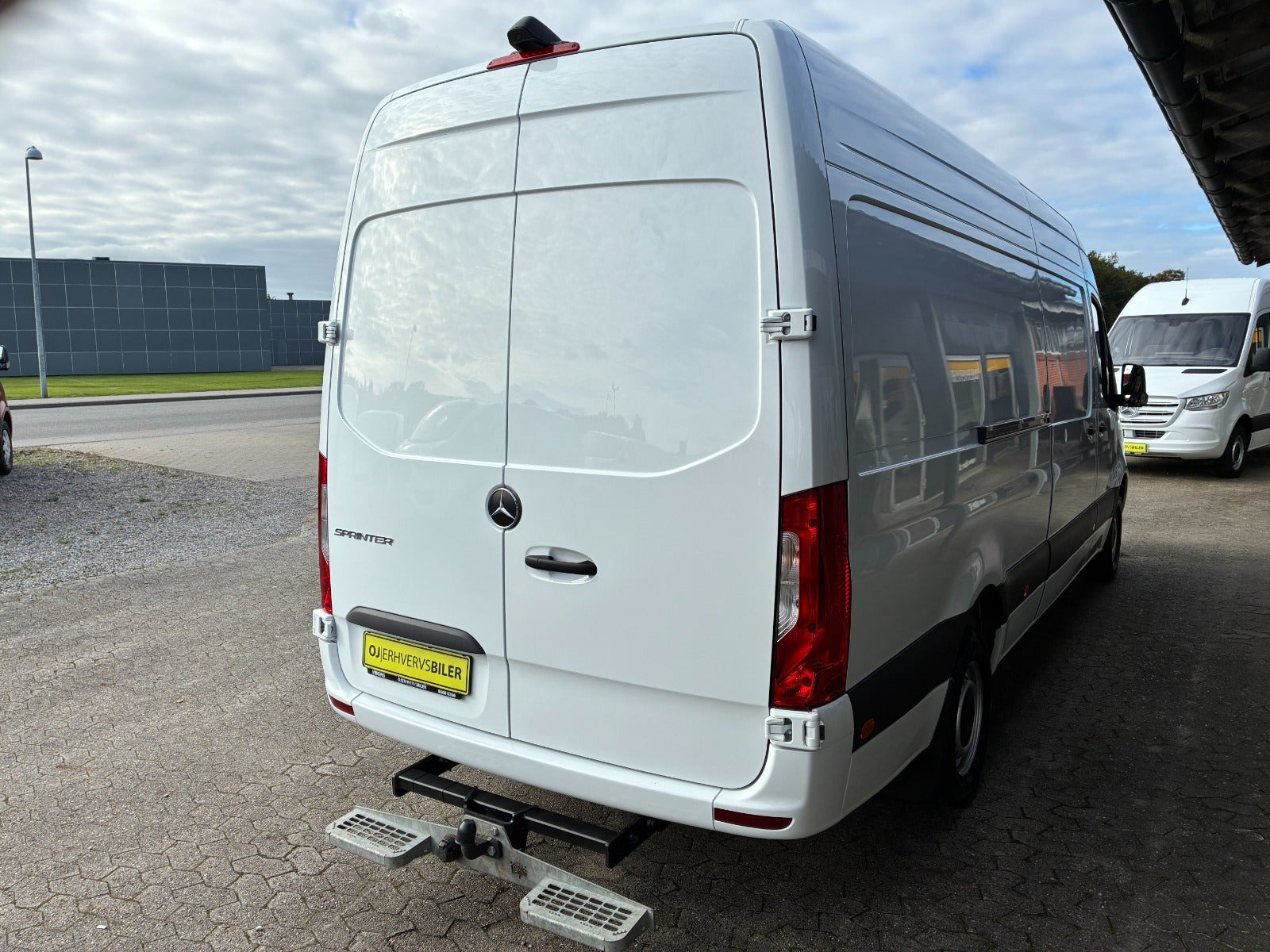 Hvid Mercedes Sprinter 317 fra 2024