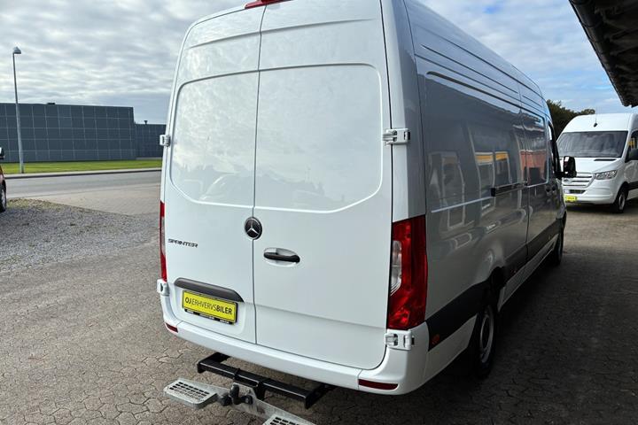 Hvid Mercedes Sprinter 317 fra 2024