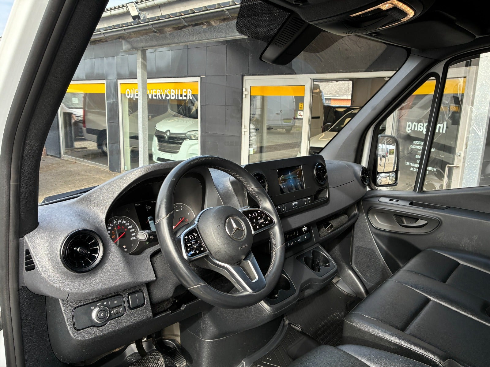 Hvid Mercedes Sprinter 317 fra 2024