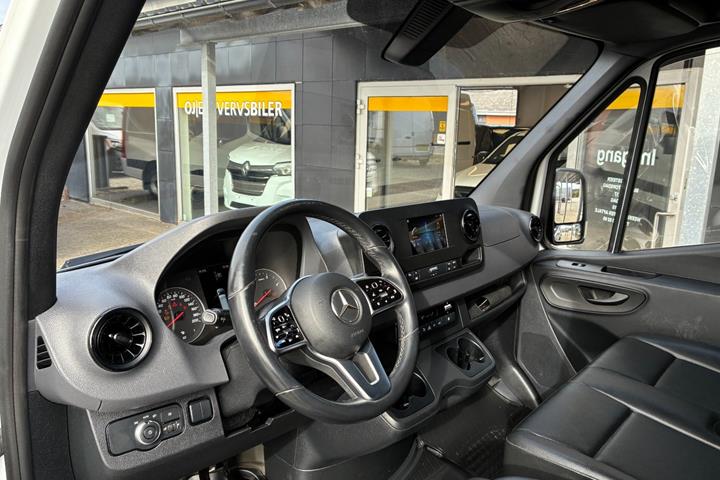 Hvid Mercedes Sprinter 317 fra 2024