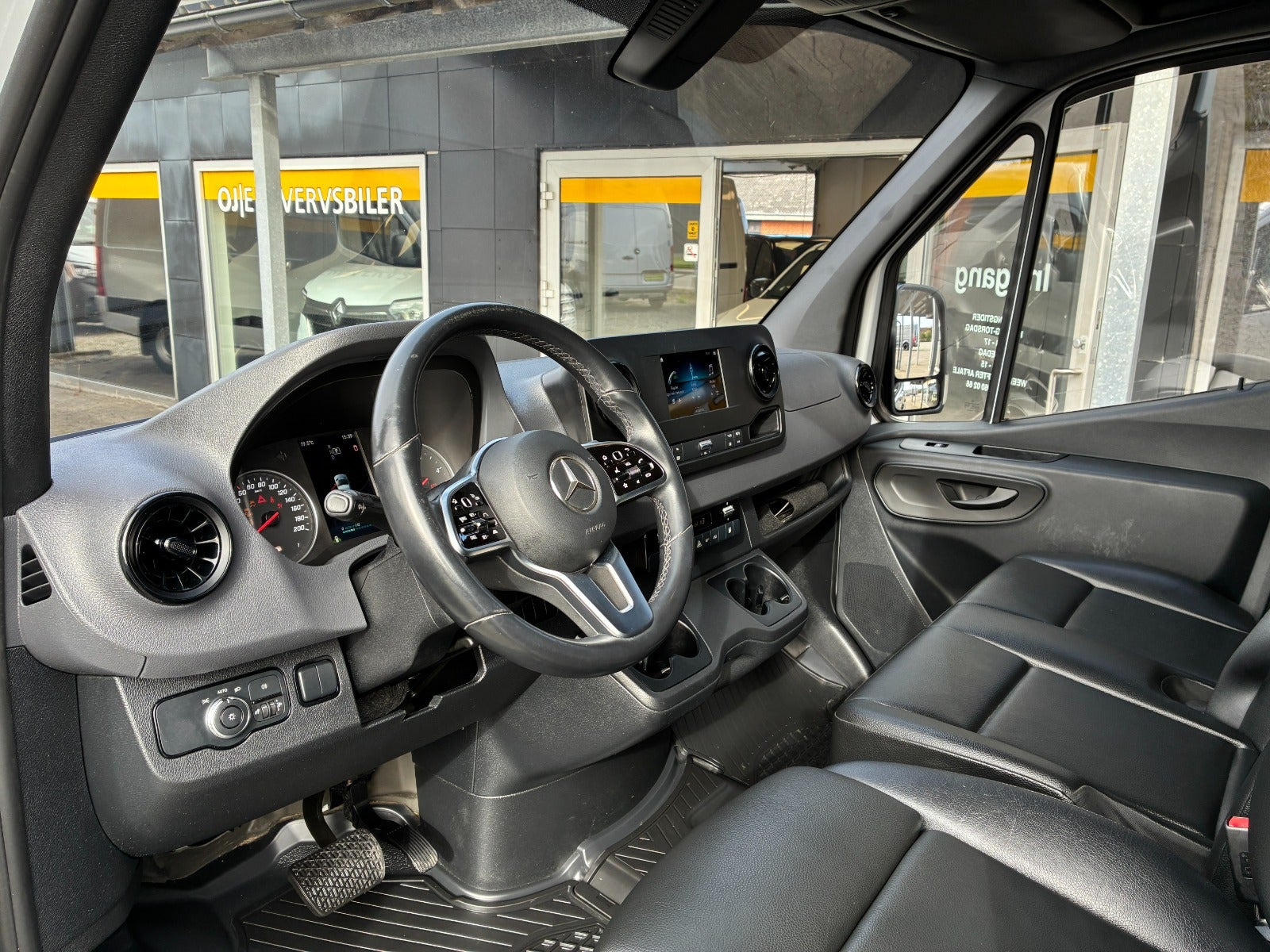 Hvid Mercedes Sprinter 317 fra 2024