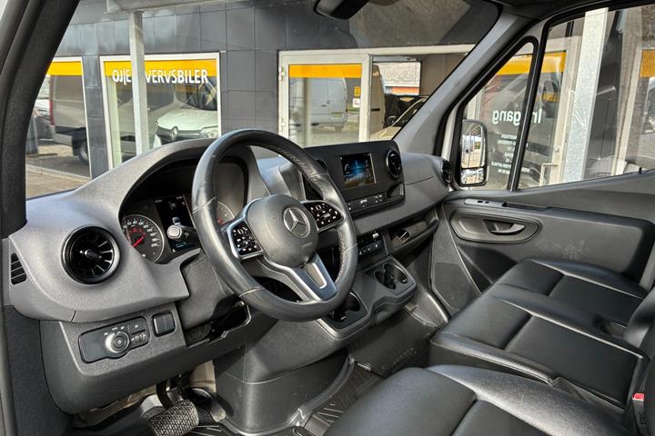 Hvid Mercedes Sprinter 317 fra 2024