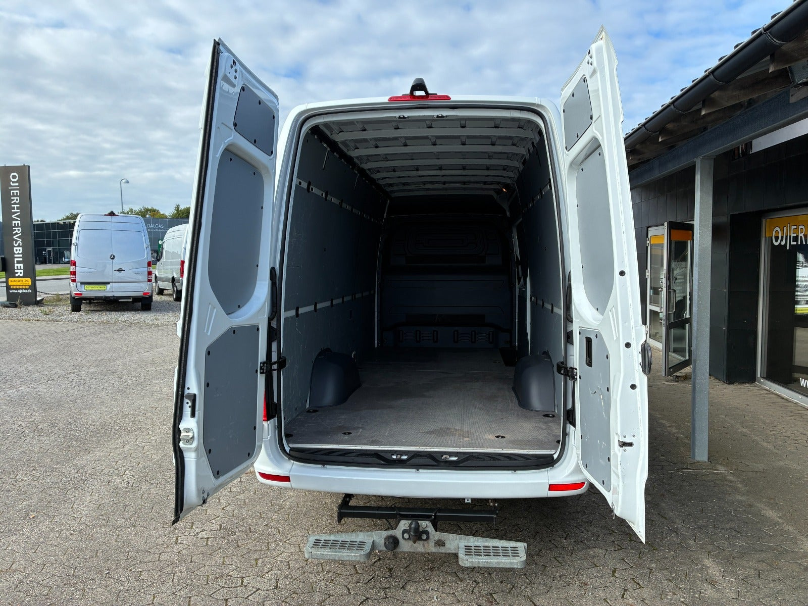 Hvid Mercedes Sprinter 317 fra 2024