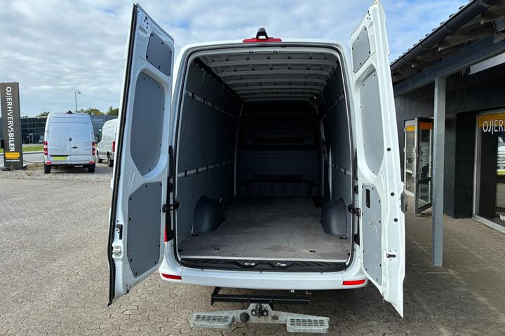 Hvid Mercedes Sprinter 317 fra 2024