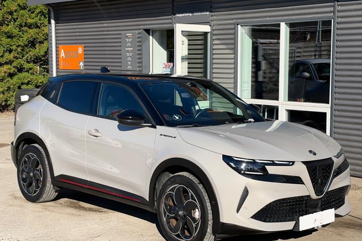 Beige Alfa Romeo Junior fra 2025