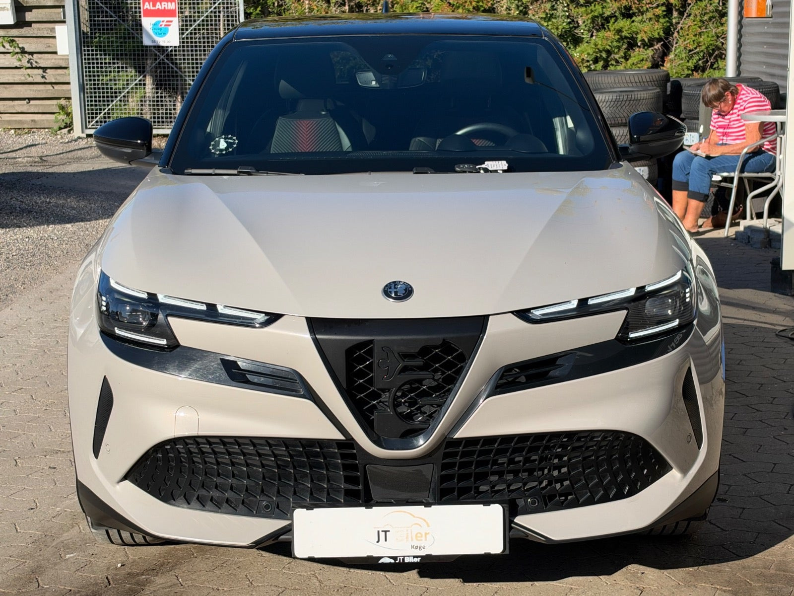 Beige Alfa Romeo Junior fra 2025