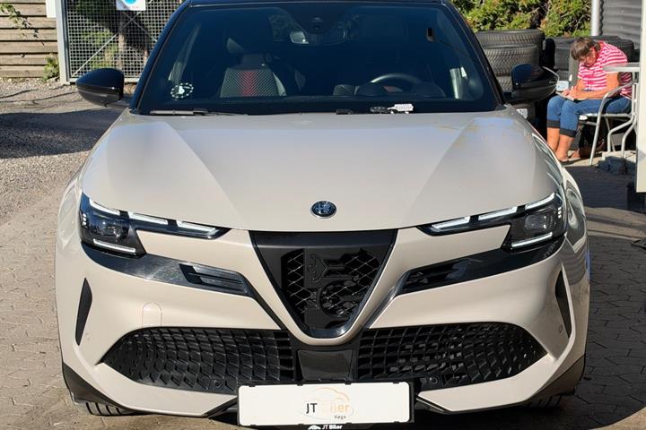 Beige Alfa Romeo Junior fra 2025