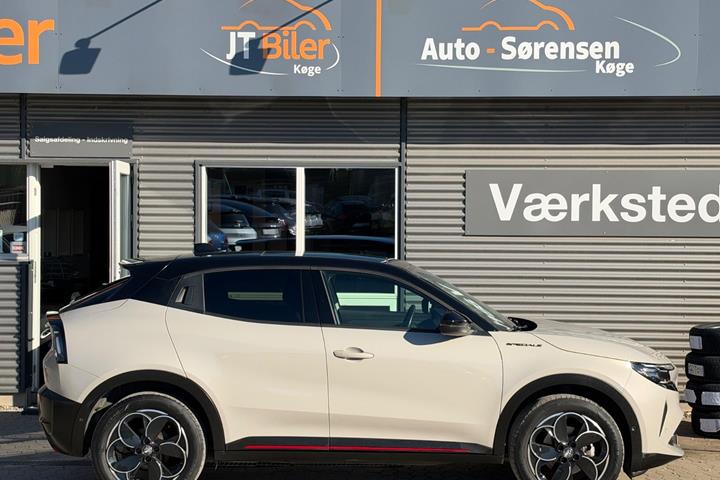 Beige Alfa Romeo Junior fra 2025