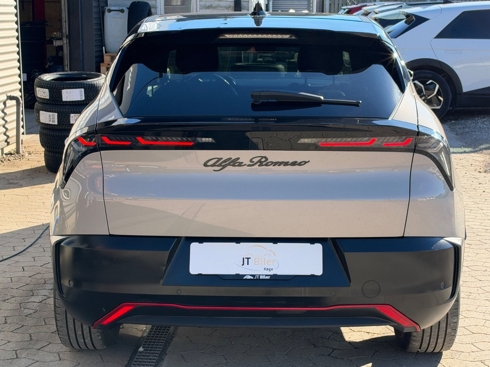 Beige Alfa Romeo Junior fra 2025