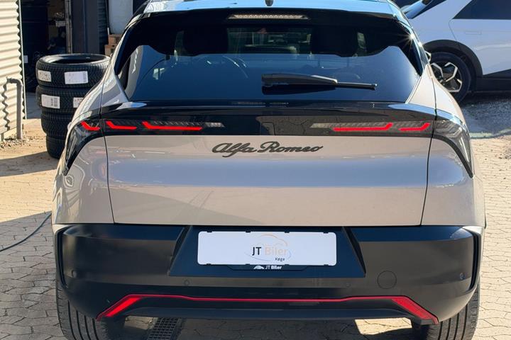 Beige Alfa Romeo Junior fra 2025