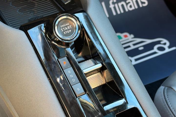 Beige Alfa Romeo Junior fra 2025