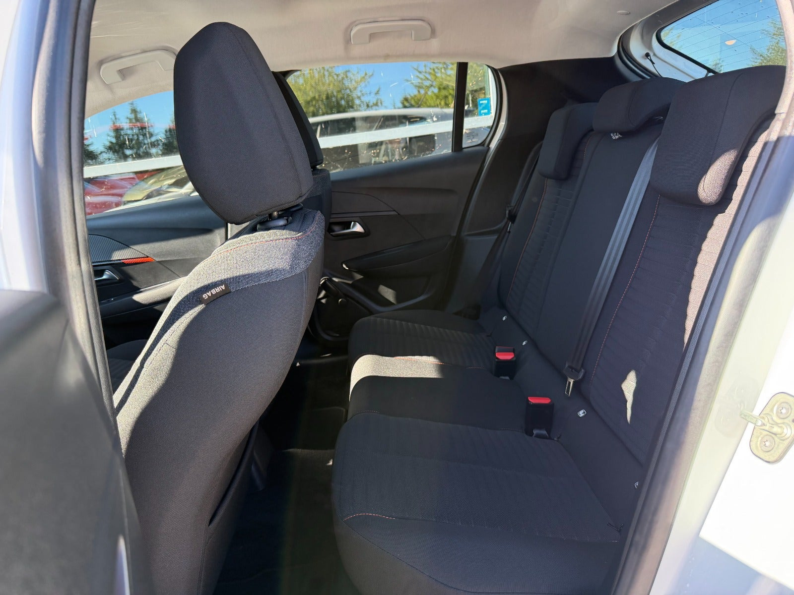 Hvid Peugeot 208 fra 2020