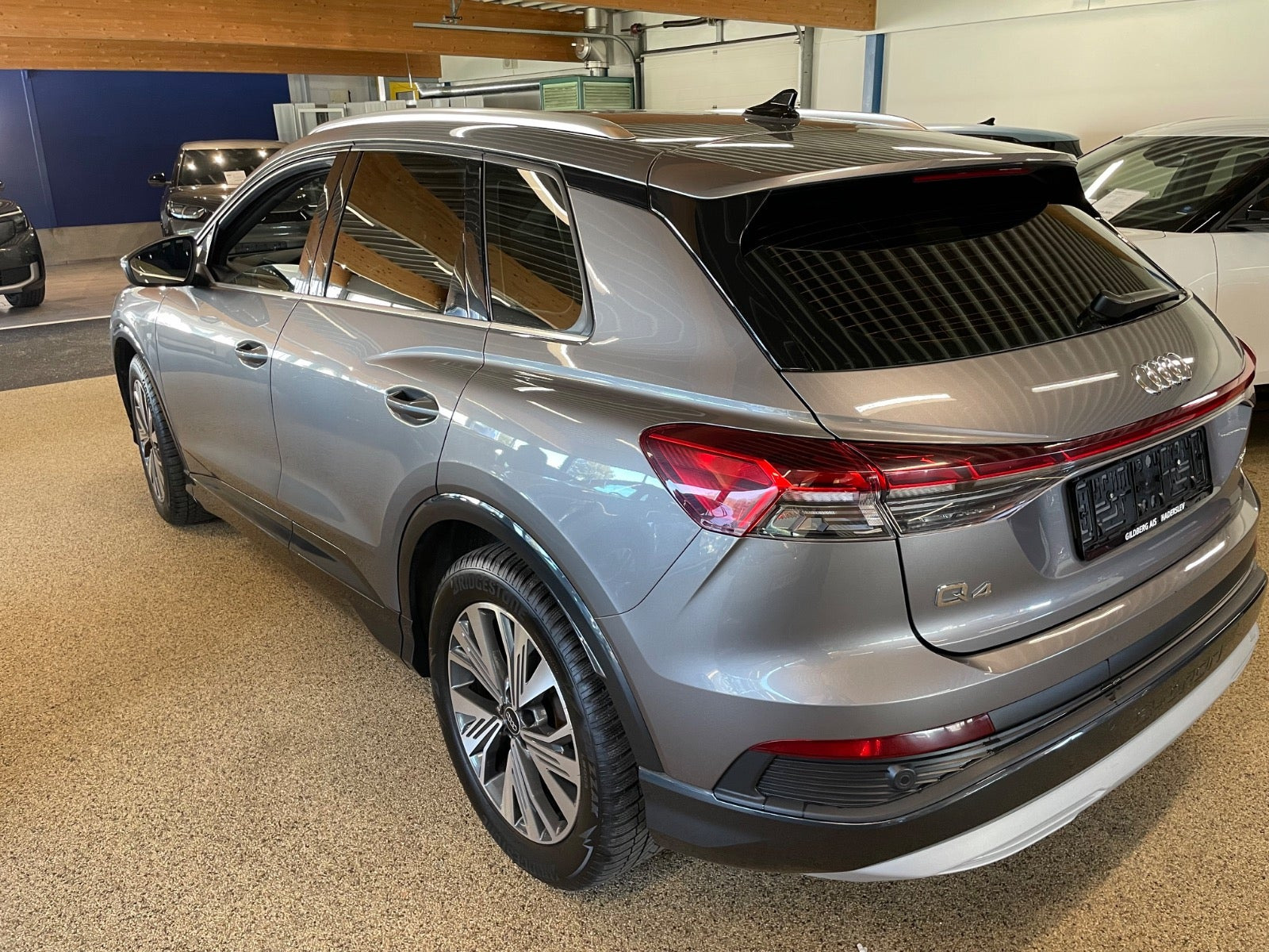Grå Audi Q4 e-tron fra 2022